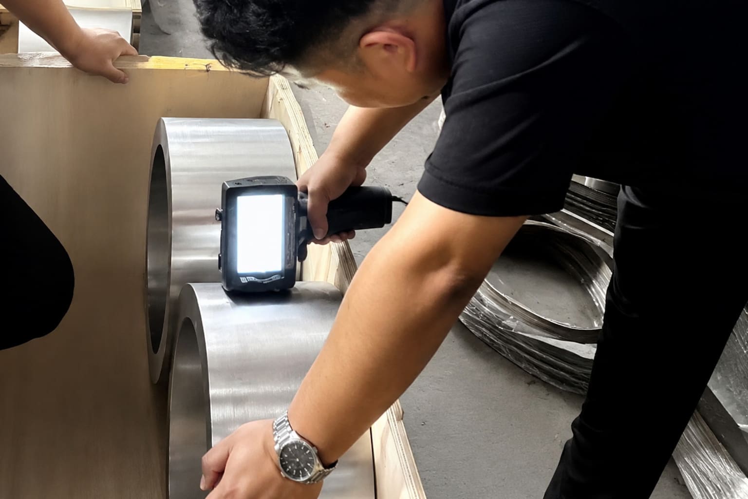 Inspection of a metal ring with a handheld instrument
